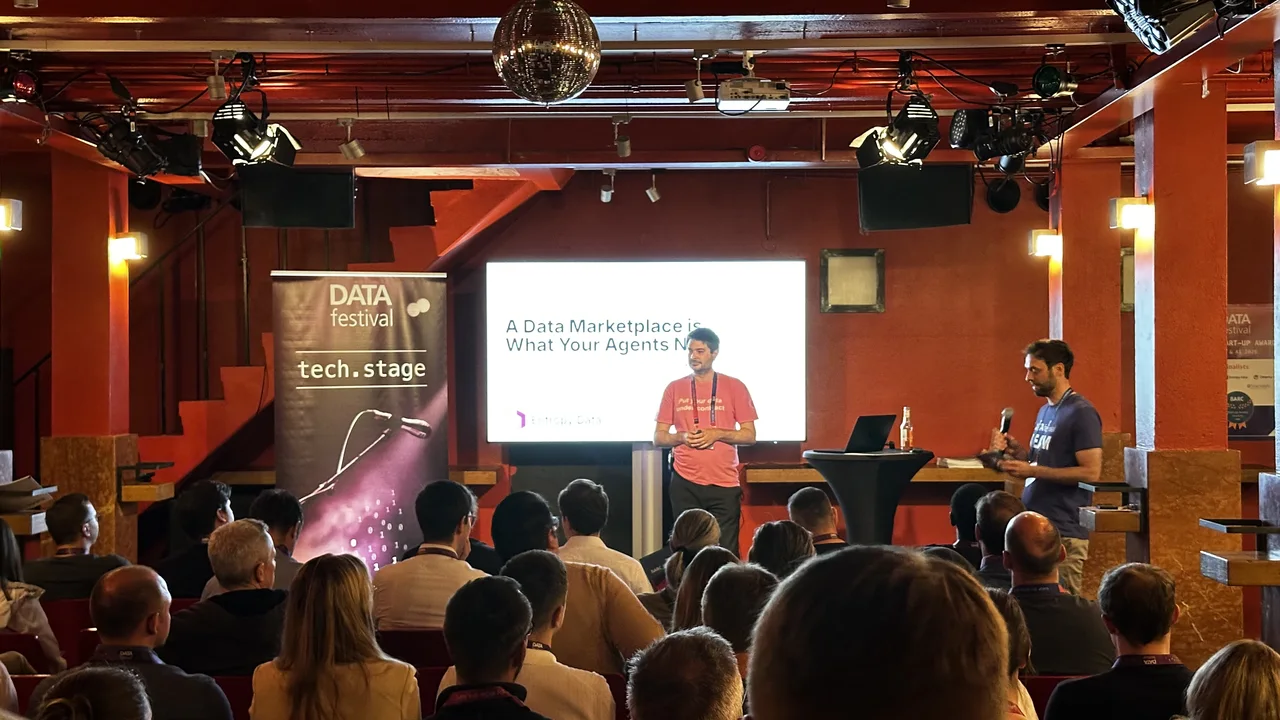 El Dr. Simon Harrer presentando A Data Marketplace is What Your Agent Needs en el DATA Festival 2026 de Múnich