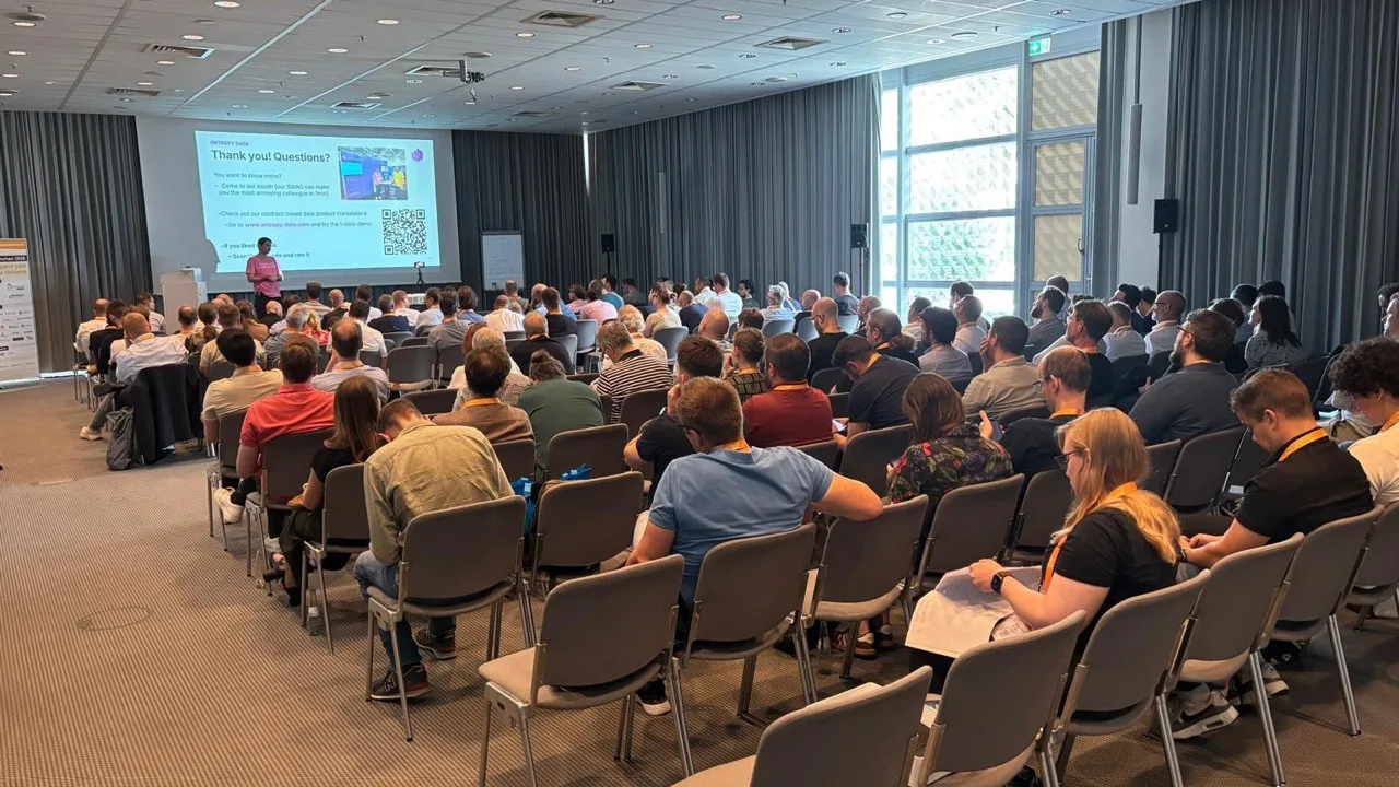 El Dr. Simon Harrer presentando Open Standards for Data Products en TDWI München 2026
